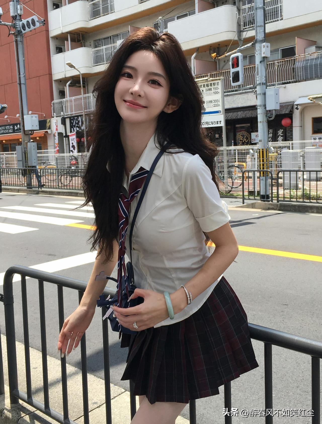 元气少女在街头，青春洋溢的笑容夏日的元气少女 海边元气少女 元气少女打卡地 街头