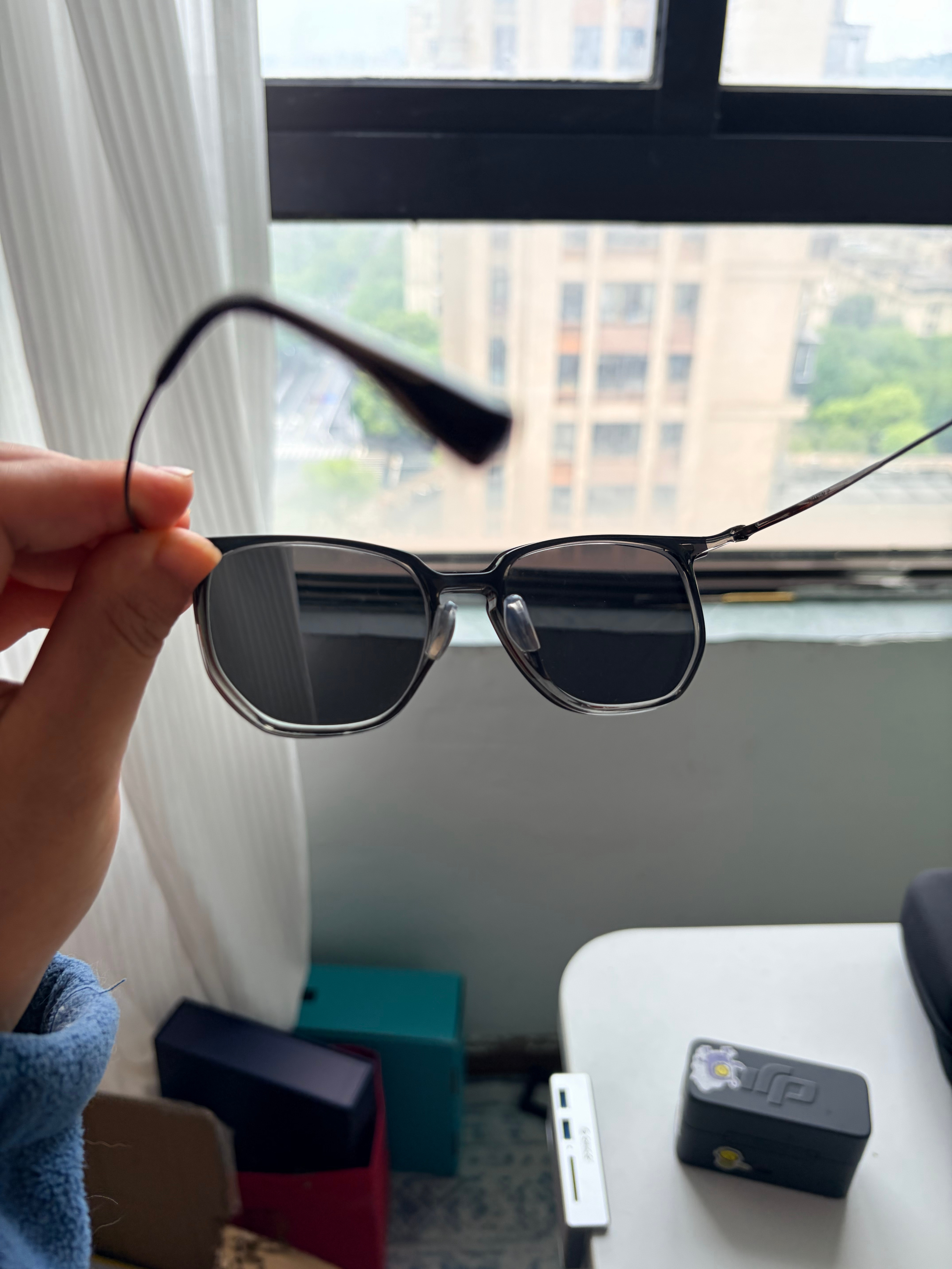 镜片装反孩子暴涨到900度妈妈崩溃 前几天在网上配了副眼镜，因为度数一直没啥变动