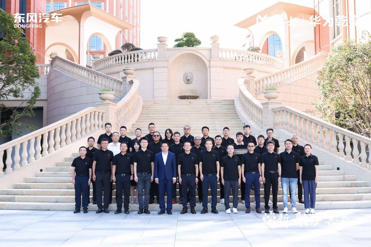 智能越野赛道升温：华为猛士双剑合璧，万良渝赵安抢跑新蓝海
当智能汽车市场进入“越