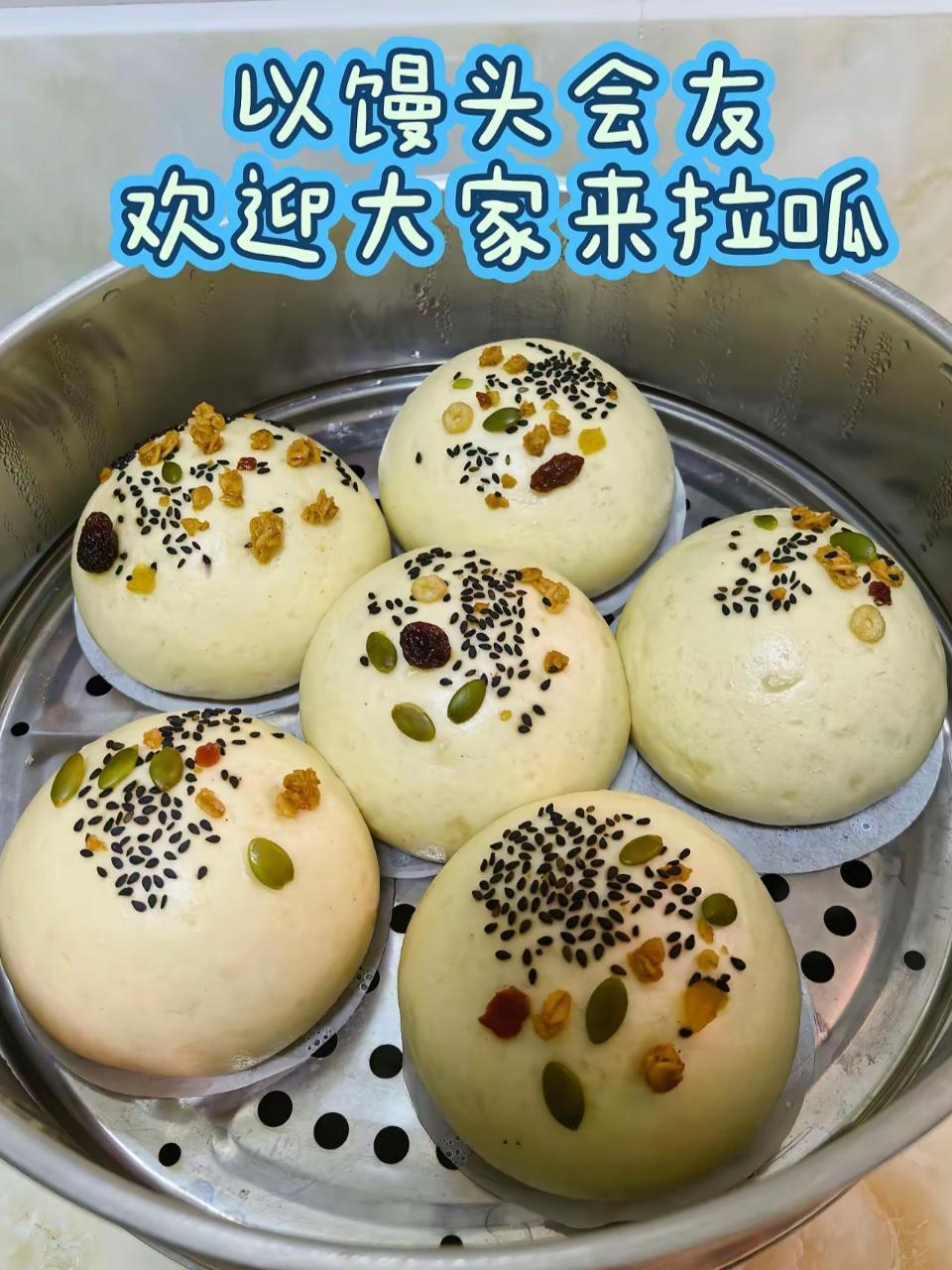 新疆小伙伴给我寄了两袋全麦面粉，昨天收到。

打开麦香味很浓。

普通面粉和全麦
