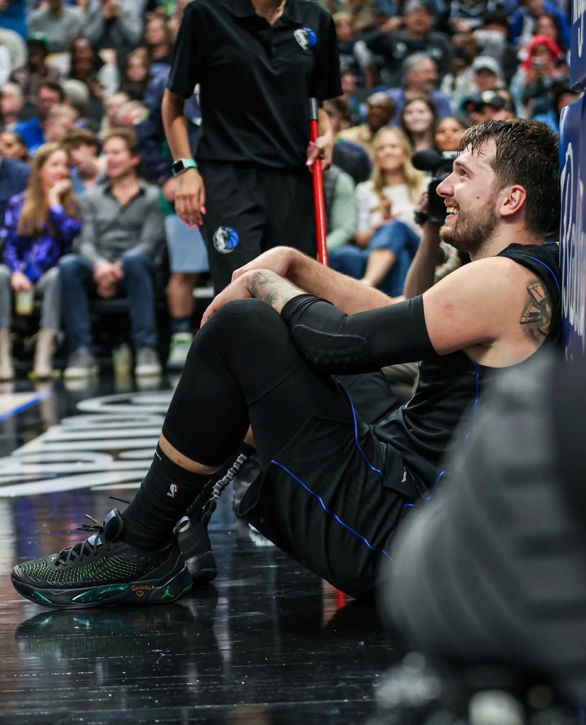 卢卡东契奇去年几乎在同一个时间点遭遇小腿伤势，而那场比赛也成了他最后一次穿上独行