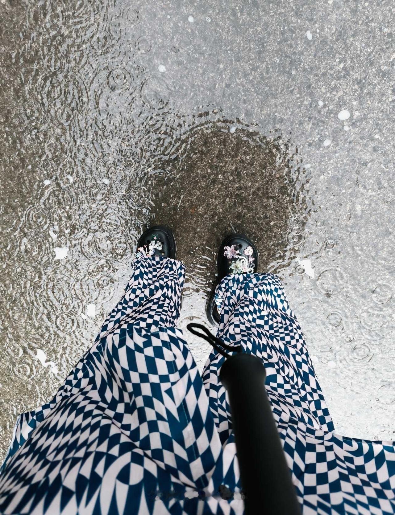 笑不出来哈哈哈
终于下雨了，想起来忘关窗户了这算是夏天的雨还是秋天的雨哈哈哈
	