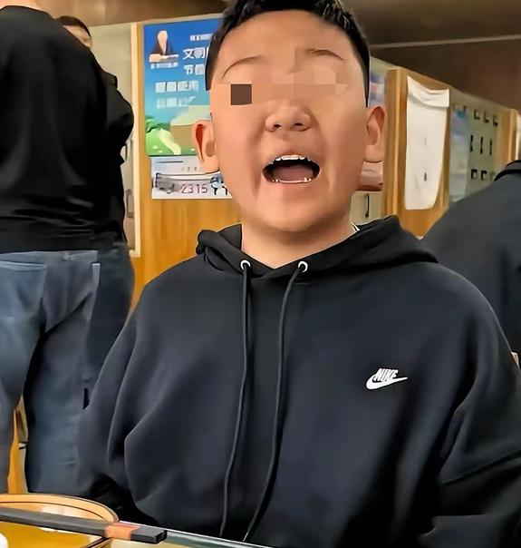 全网看得揪心！13岁男孩当众怒吼顶撞父亲，神态凶狠满身戾气，母亲出面一味辩解，看