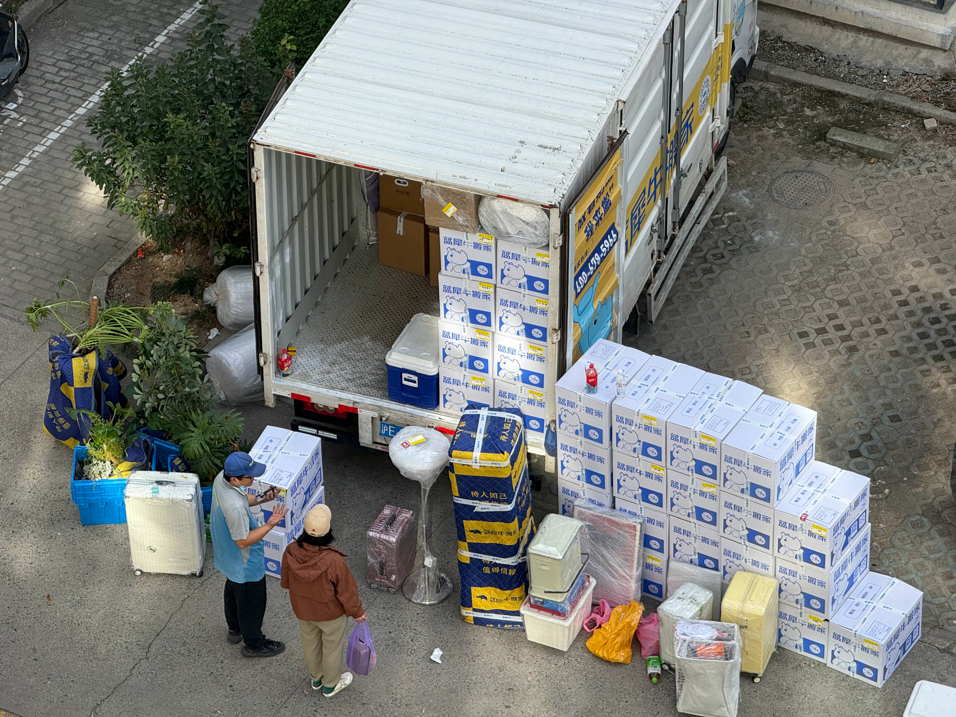 搬家咯！东西多到一车装不下[允悲]于是又来了一车！选了半日式搬家，就是东西分装收