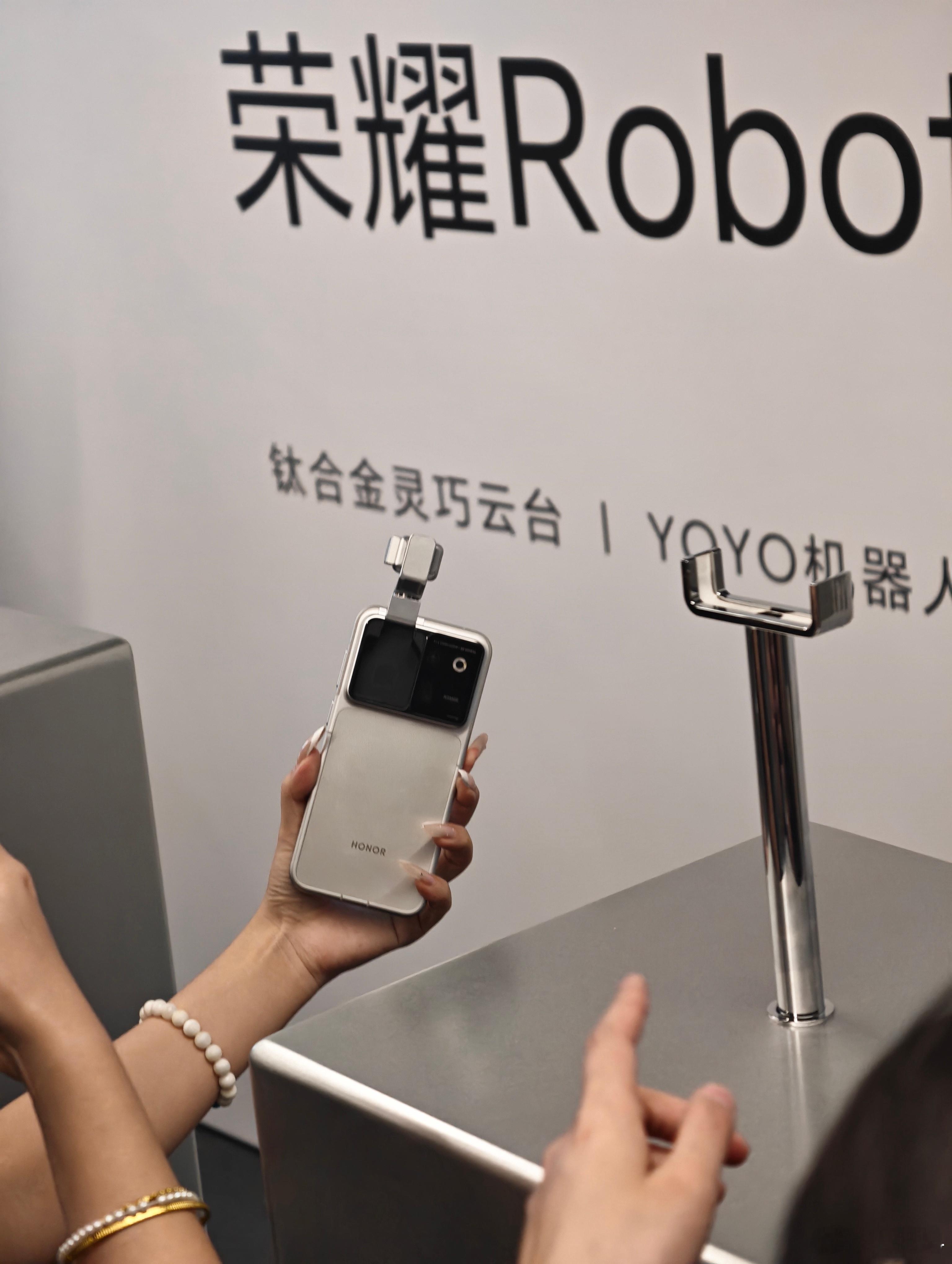 现场看了一下荣耀robot phone 这台手机卖9999元起是便宜的。尤其是对