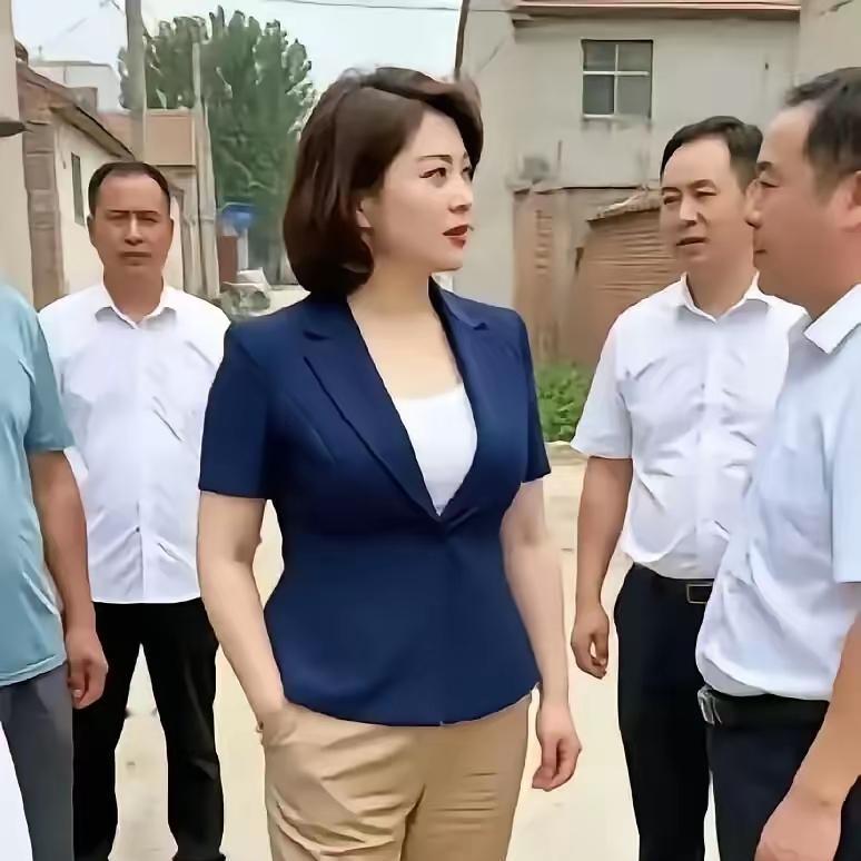 发现没有，有些男职工不愿意和女领导一起出差，在她们面前，总是显得莫名其妙的提心吊