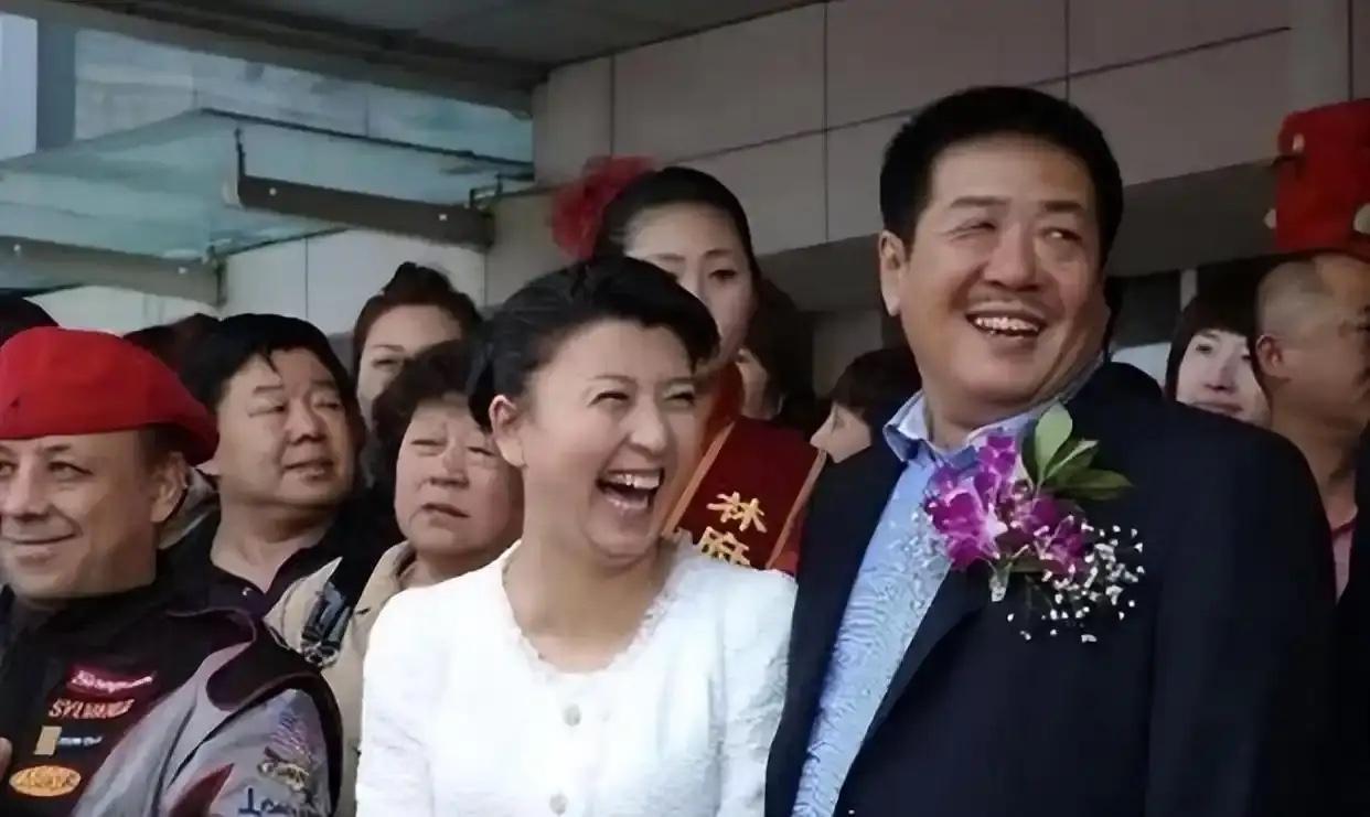 门三的笑，
用两个成语来形容最恰当：
得意忘形；
肆无忌惮。