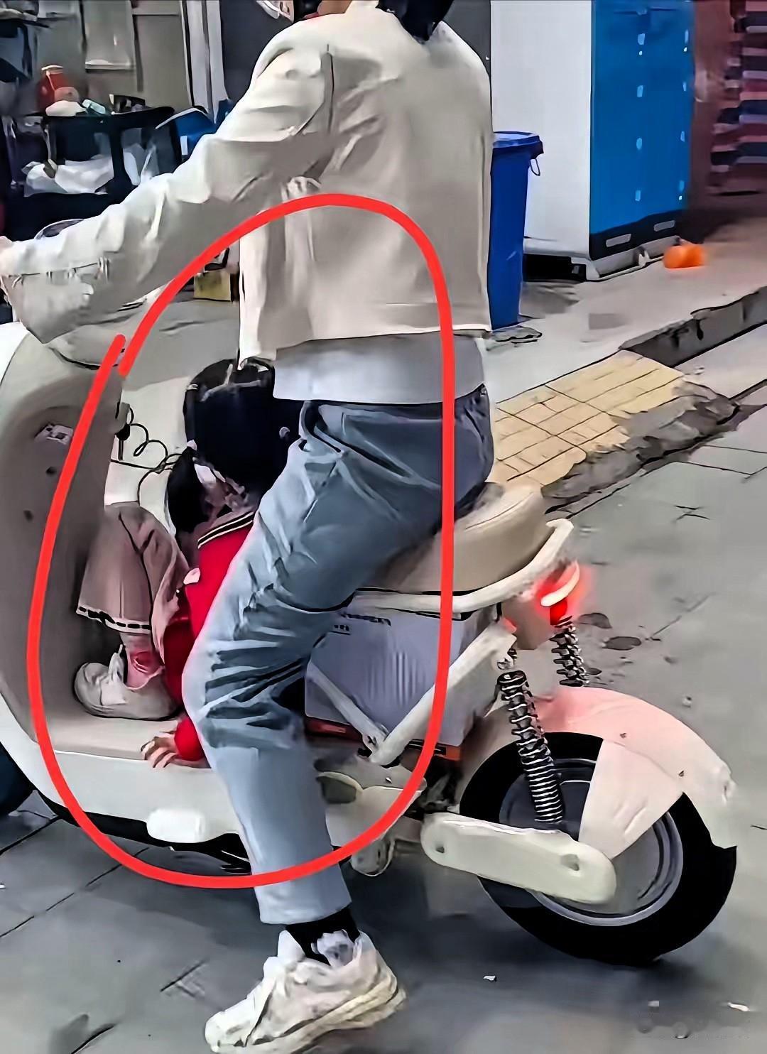 过分了！
新国标电动车这波操作真是让人血压拉满！限速25码也就算了，连后座都给砍