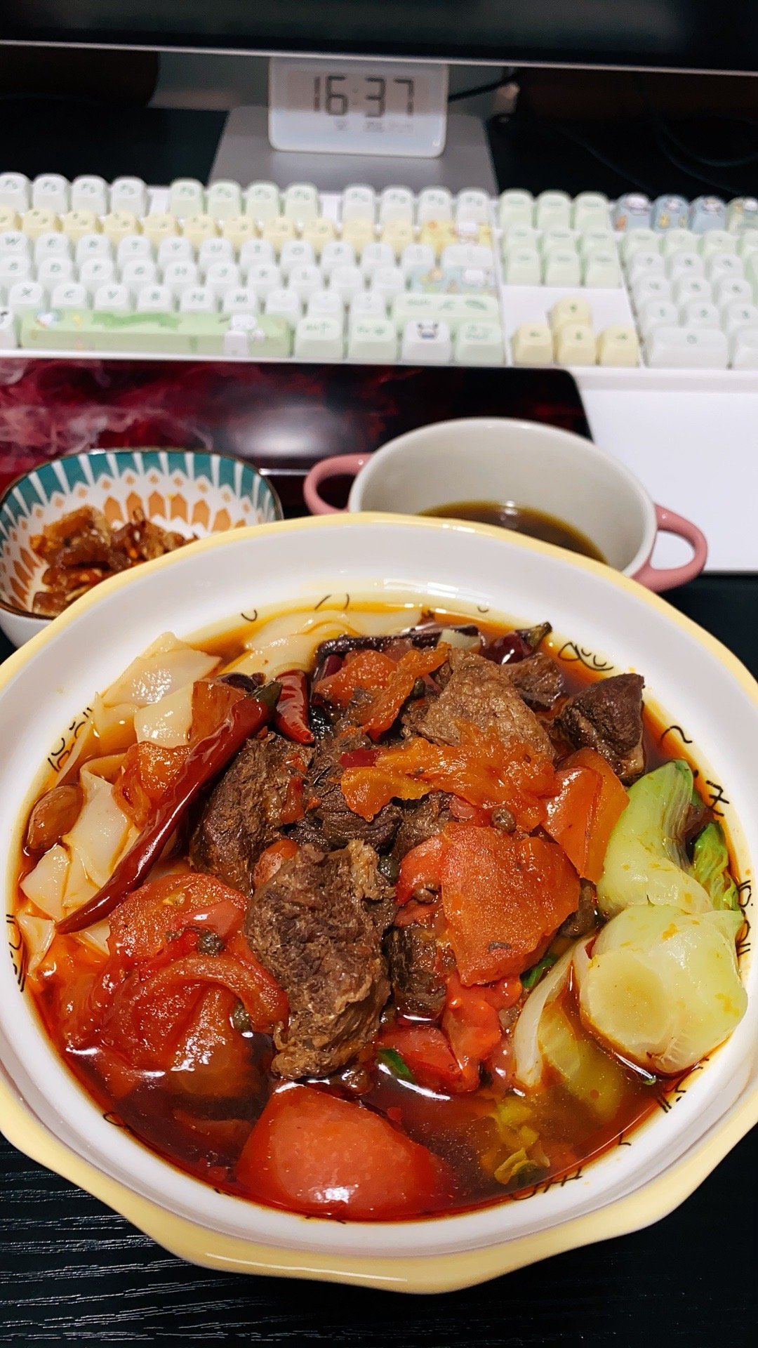 这两天终于勤快了一把，炖了一锅牛肉，做了一碗牛肉米粉（是我们家乡那种宽的扁粉） 