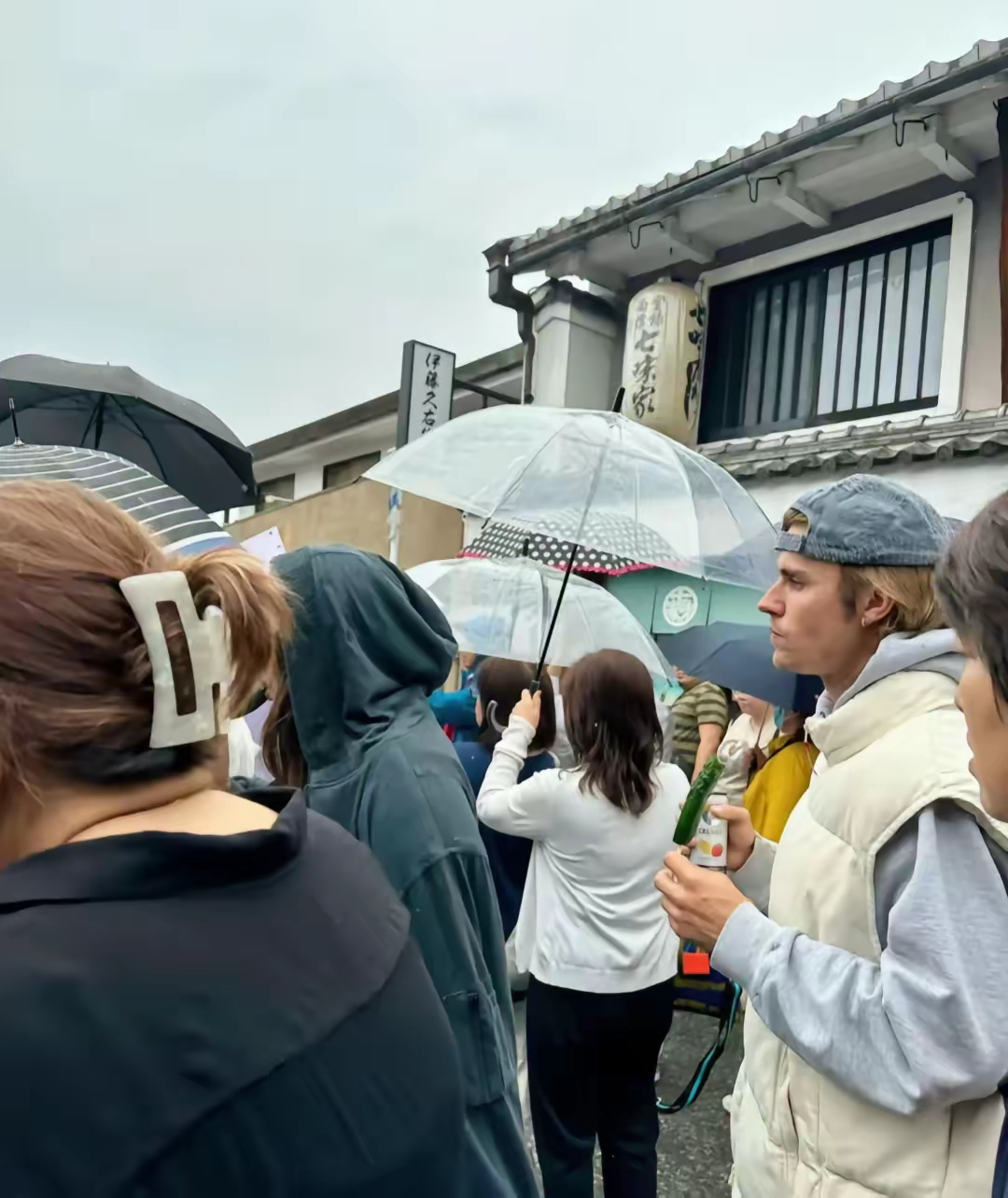 #日本偶遇比伯海莉度假#5月20日，有网友在日本偶遇比伯和海莉度假。虽然在度假，