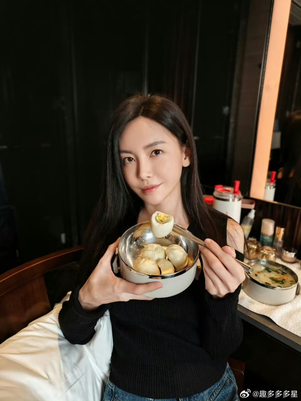 于文文今天卷不动了 看着文文带病赶行程好心疼，好好吃饭养好身体才最重要，慢慢来我