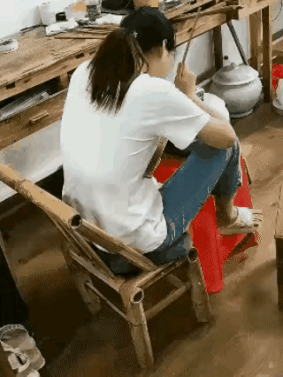 手工艺品为啥贵？你们看看，这都是手工一笔一笔画的，这得需要多大的人力和时间啊！