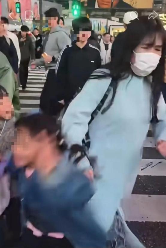 中方再次发出警告，呼吁在日本的中国人尽快回国。原来现在的日本出现了撞人族，看似是