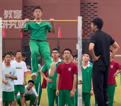 现在的初中生都这么猛吗？引体向上全程无加速，秒杀当代“脆皮”大学生们。
引体向上