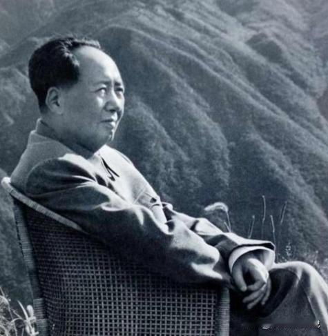 新中国成立后，西方列强拿着许多条约找到毛主席，要求他偿还13亿两白银。面对这滔天