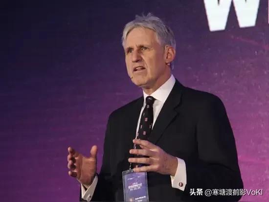 近日，一位美国教授说出了真心话：美国和中国打贸易战，经济战，科技战，甚至打算在以