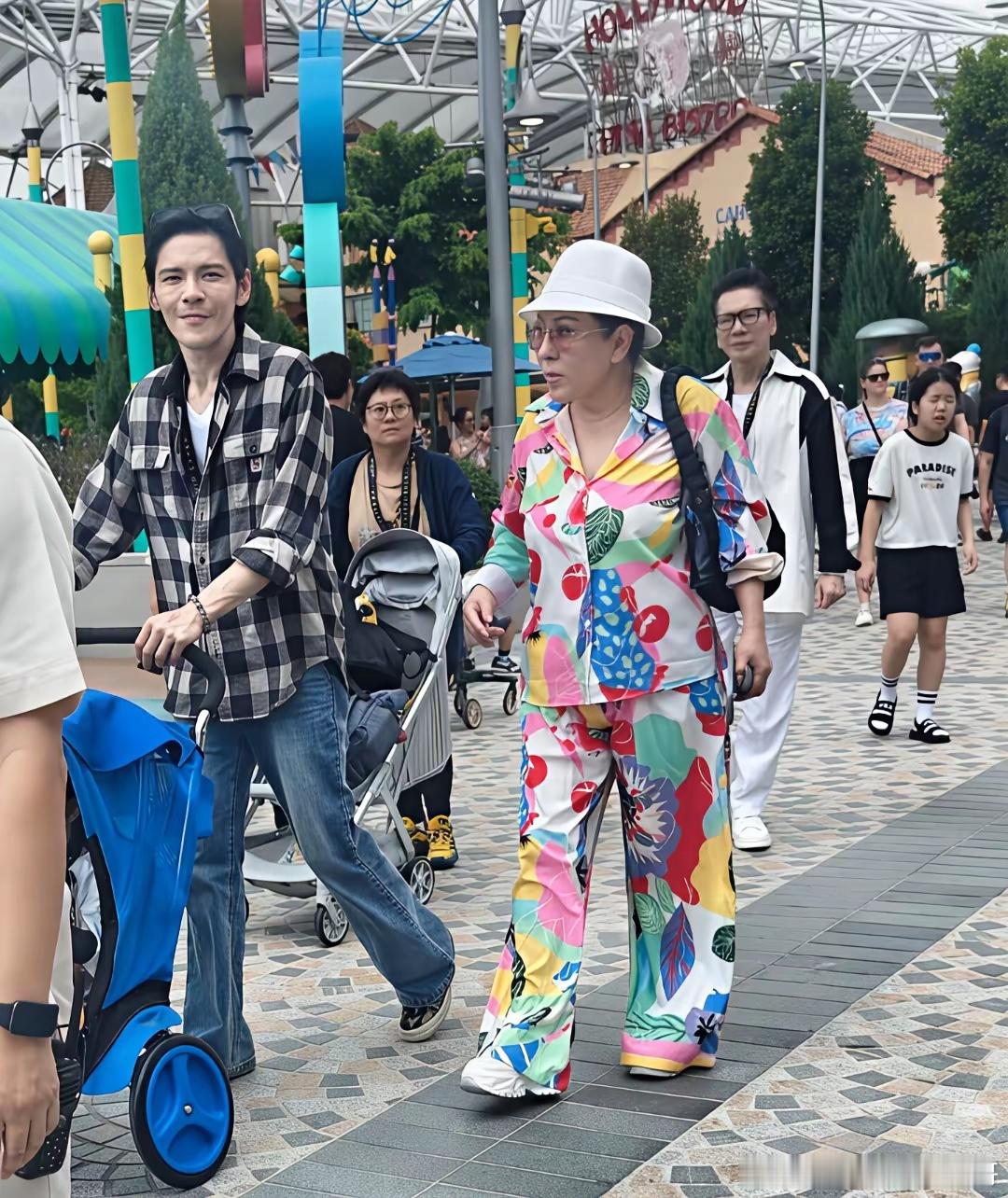 郭碧婷向佐和家人到新加坡过春节，一家六口人现身环球影城游玩，他们夫妻俩穿着同款格