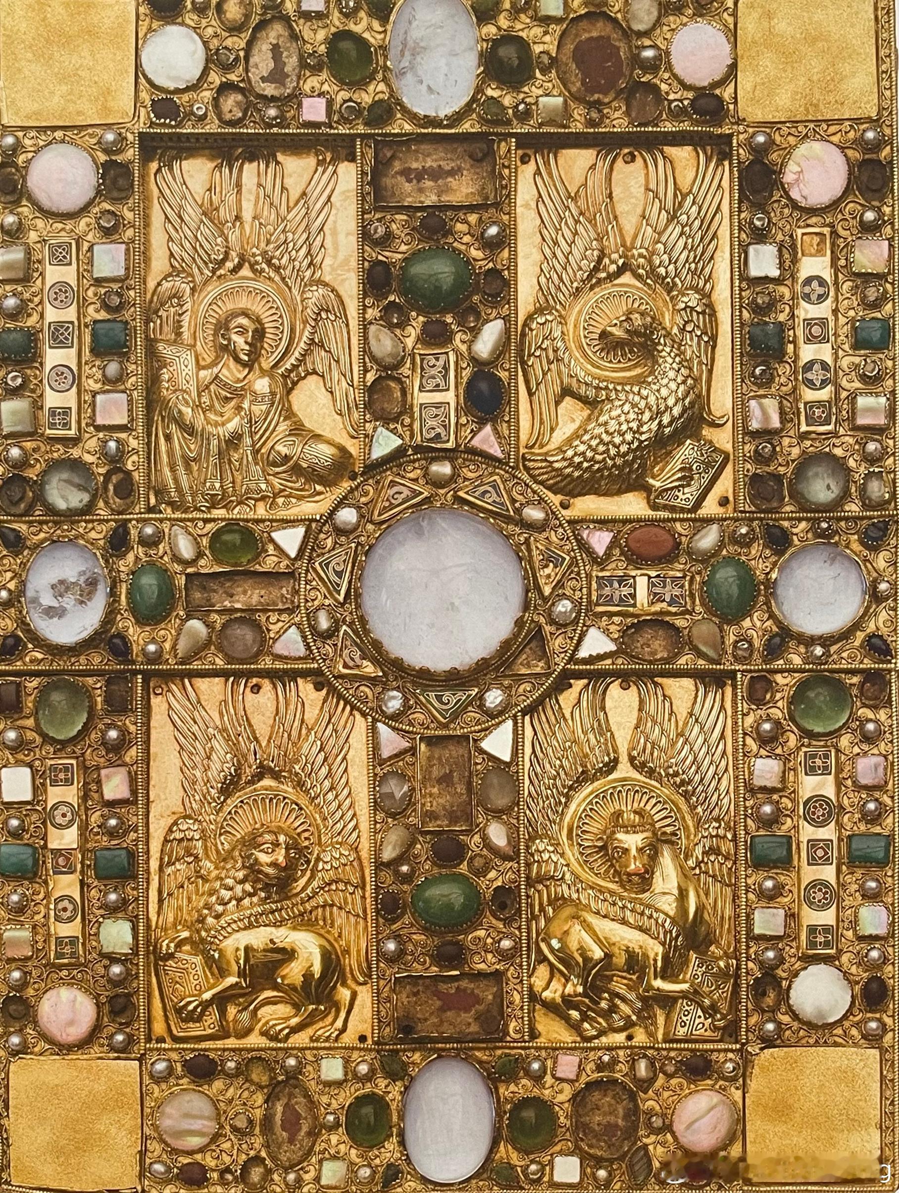 # 罗马式时期艺术  ROMANESQUE # 书封中世纪时，书籍不过是一种日用