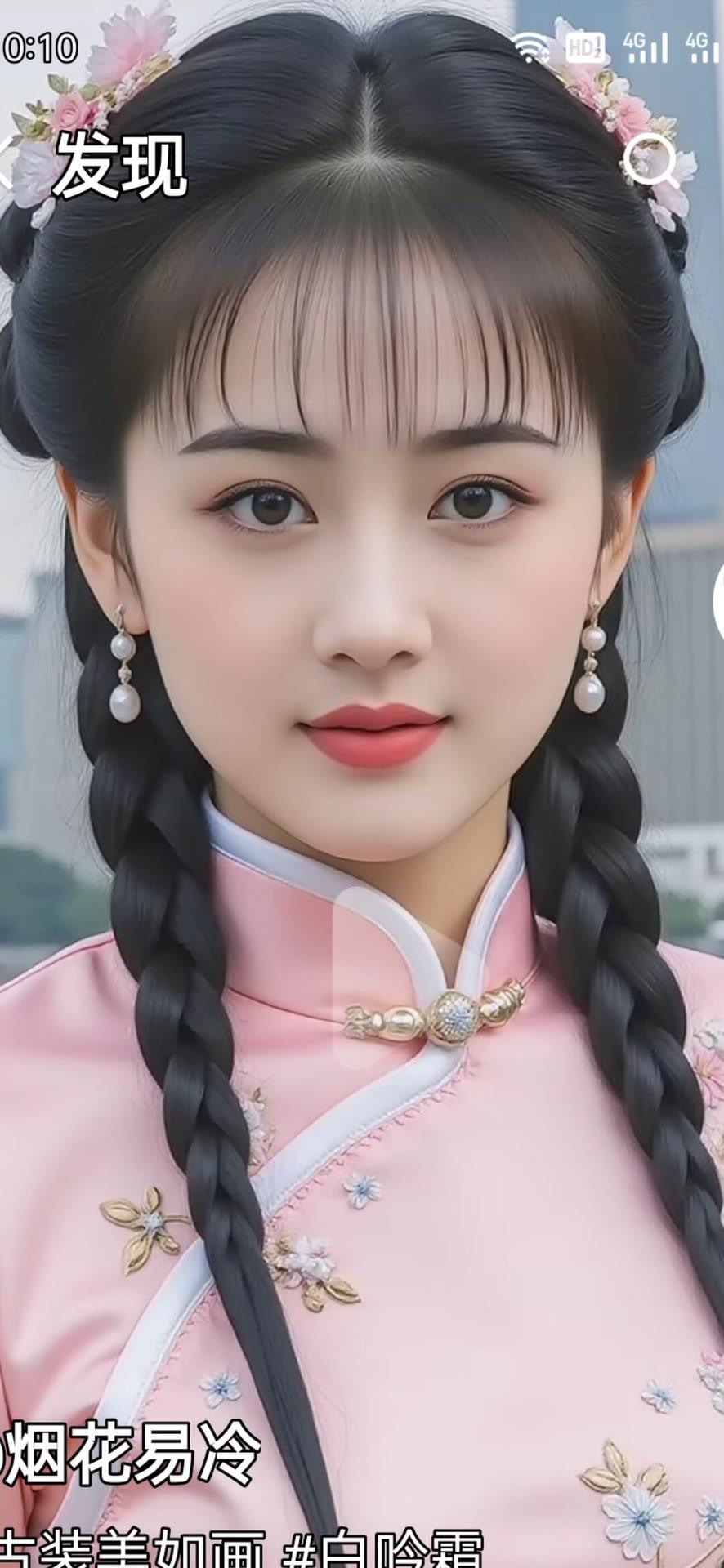 粉衣少女，双辫垂肩，如画般唯美！