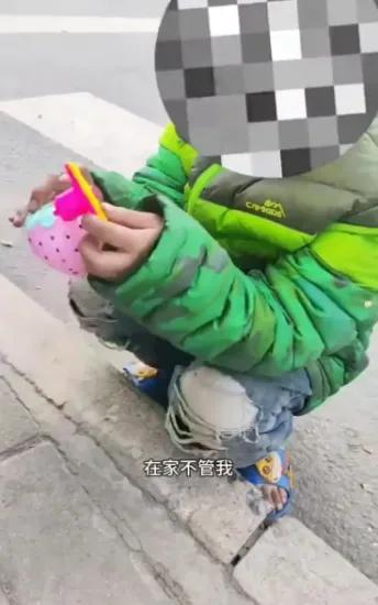 那双凉鞋，刺痛了无数人的心。

7岁的小玥玥在11℃的寒风中翻跟头，捡路人给的蛋