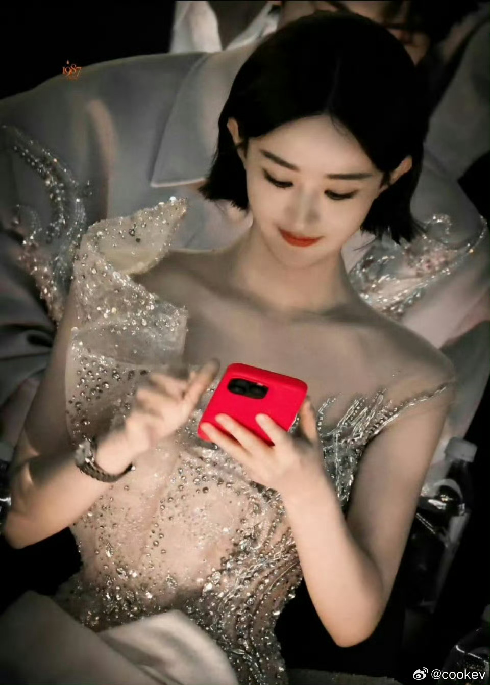 我第一眼以为赵丽颖后面是沙发背，仔细看原来是张凌赫 张凌赫身材也太好了吧？赵丽颖