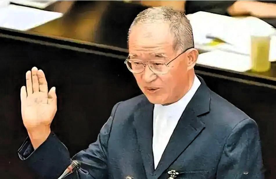 “我是台湾人，当然也是中国人。”
八十六岁的王建煊说这话时，
端起桌上的凉茶抿了