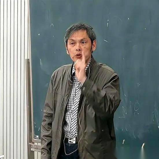 一个退休工人，一个月养老金八千多。
你敢信？工龄40年，从马钢退下来的老师傅。