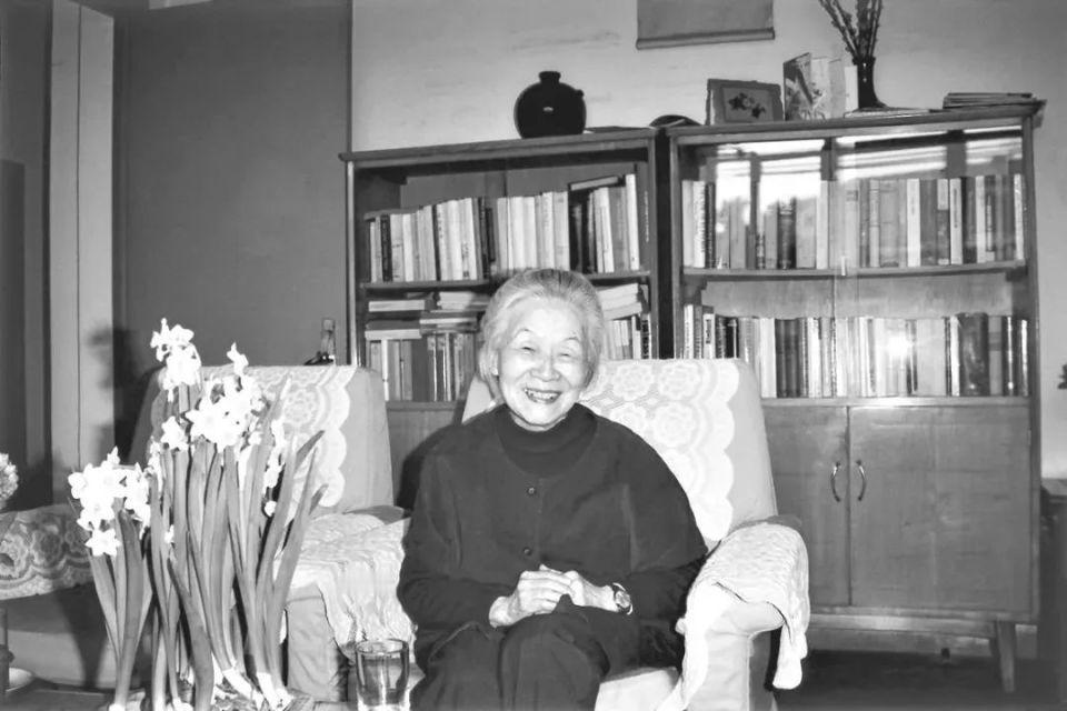 简朴的生活，高贵的灵魂才是人生的至高境界

当你穿上板正的西服，你就舍不得躺在草