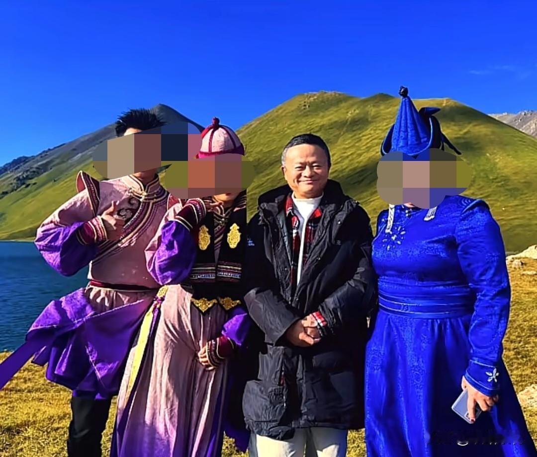 近日，网友在巴音布鲁克大草原偶遇马云和妻子张瑛一起出来游玩。画面里马云两鬓斑白，