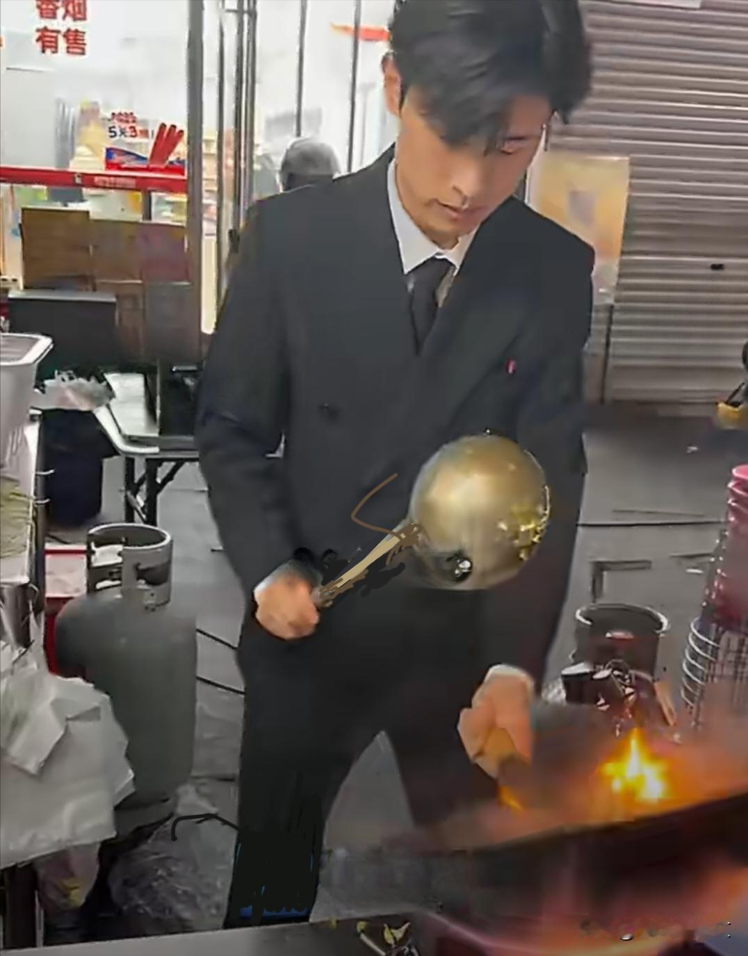 19岁西装小伙夜市卖炒饭，月入5万！
5月9日，在山东烟台，有个19岁小伙穿着西