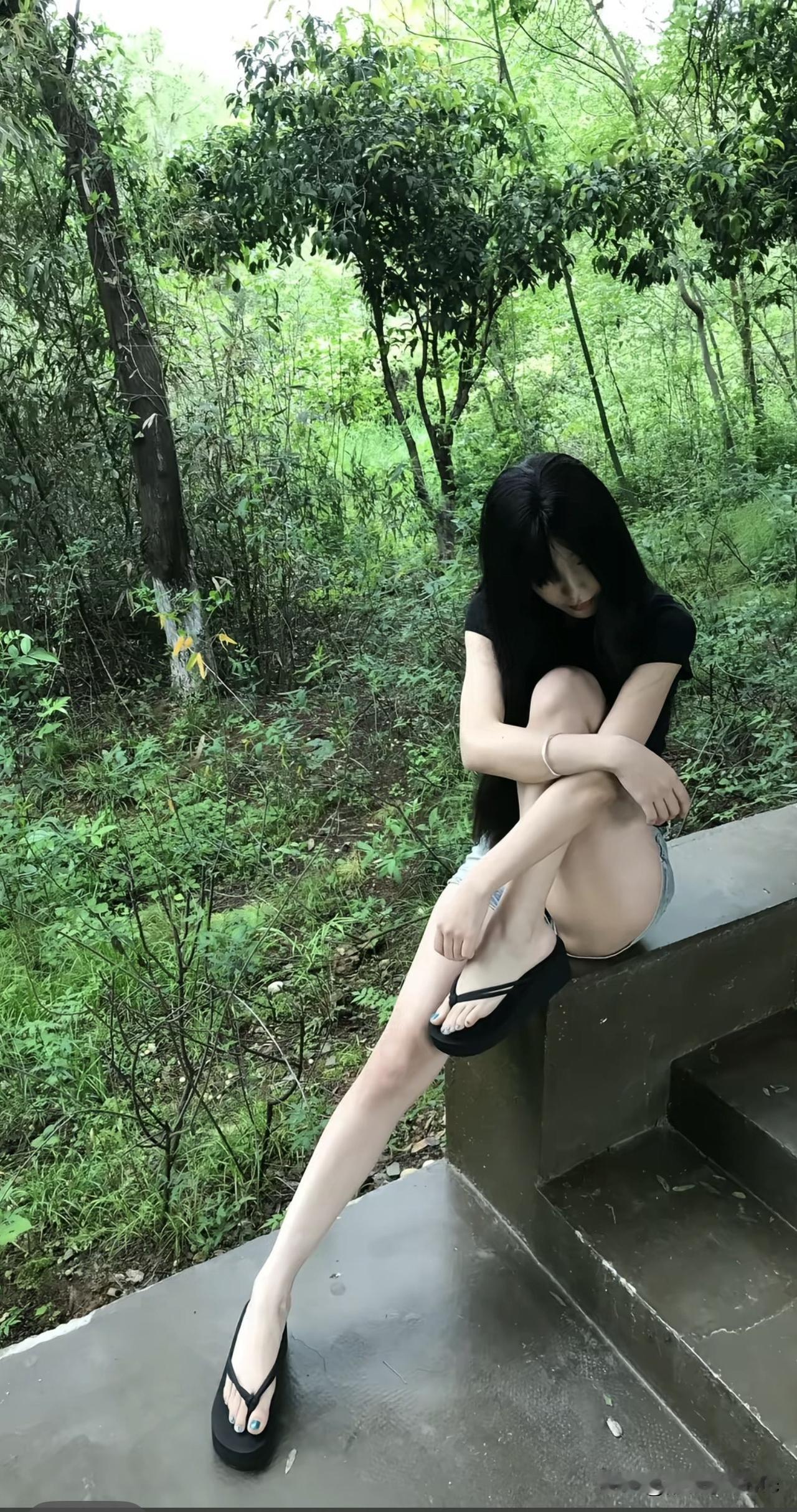 “静坐林间，沉思时光”🍃🌿🍃余生常静坐 闻香静坐