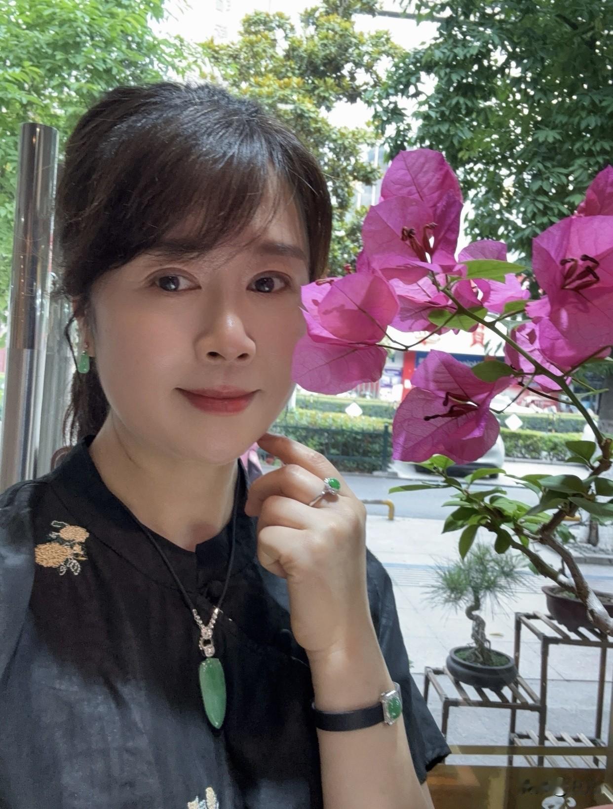 选被爱，就像在寒冬钻进温暖被窝，舒服又安心。有人默默关心你、照顾你，不用你费尽心