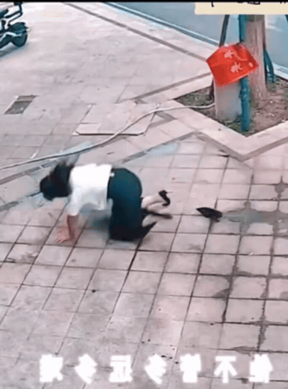 这鞋子肯定是拼多多上买的！