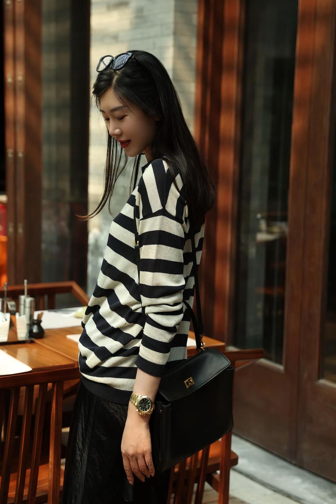 周三又见面啦 大M条纹返场不。条纹针织的松弛美学 条纹针织衫ootd 夏日穿搭显