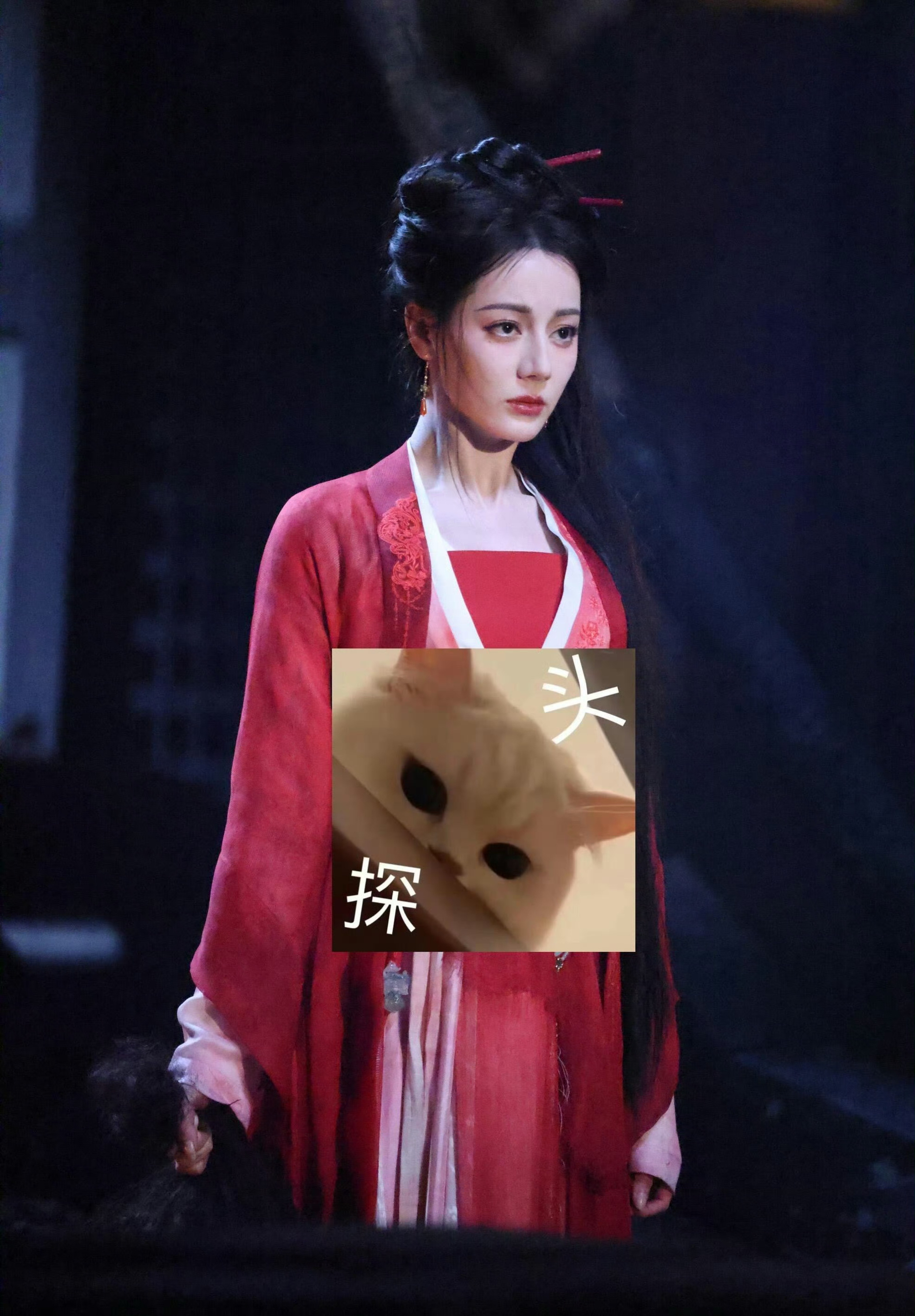 迪丽热巴贺思慕提头路透  迪丽热巴《慕胥辞》提头名场面路透，一身红衣又美又飒，期