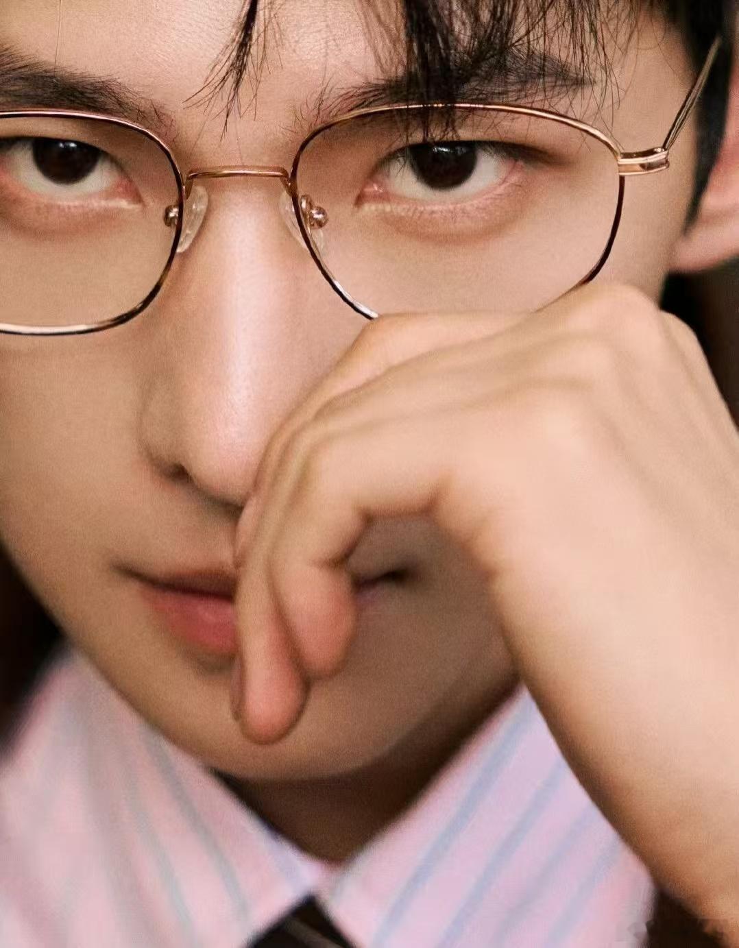 杨洋把眼镜焊在脸上杨洋高智感 金丝眼镜衬得杨洋轮廓更加出众，冷静自持的神态，把 