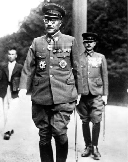 1941年，日寇偷袭珍珠港，太平洋战争爆发初期，打了鸡血的东条英机！

不到两年
