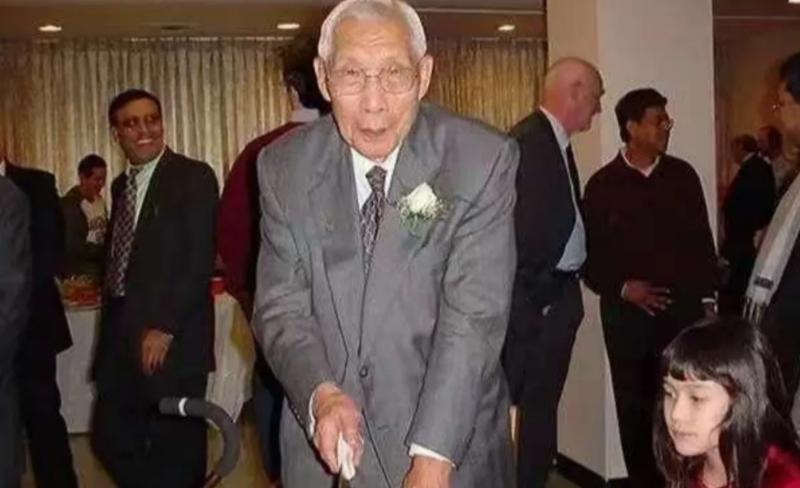 1950年春，北大顶级专家李景均把家里的米缸压得满满当当，搁下一张“看病请假暂停
