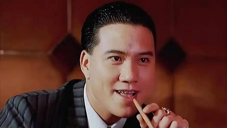 他是港圈唯一没有江湖背景却人人敬畏的真大哥。
敢穿血衣硬刚资本，为群演断送事业。