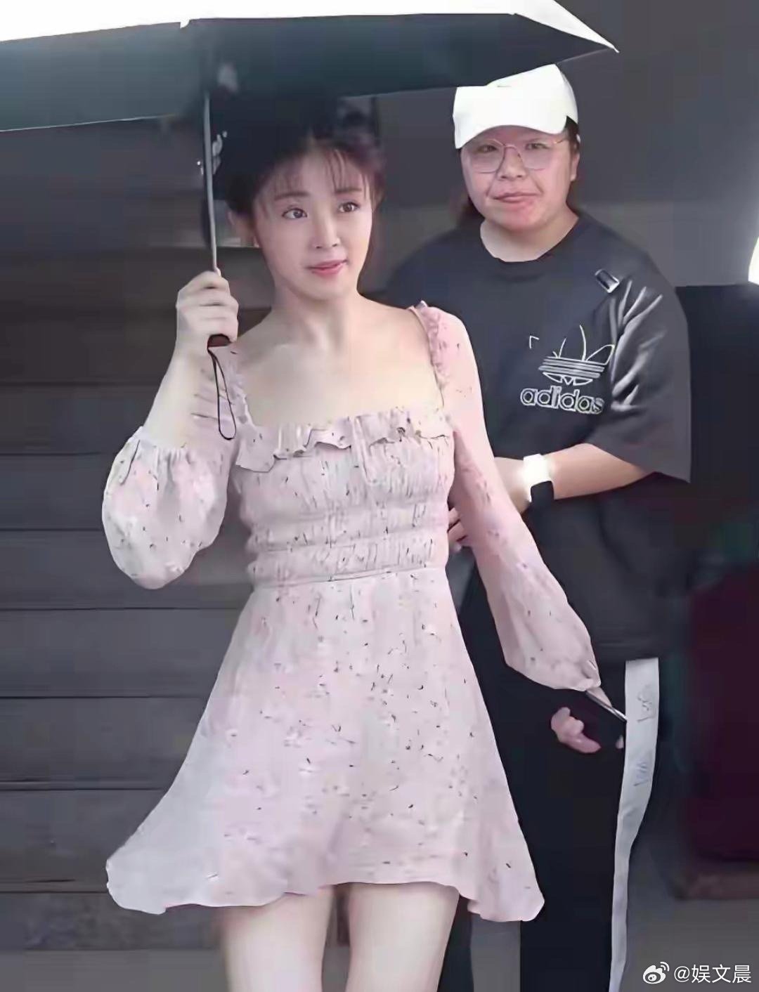 张含韵都快40岁了，依旧少女感拉满，状态甜得像小女生，太让人羡慕啦～ 