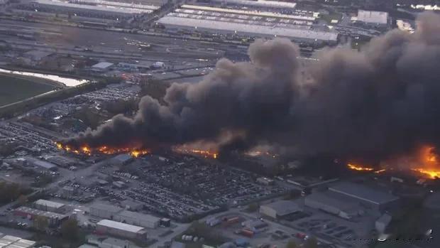 前两天差一点相撞了，今天直接坠毁了。美国一飞机坠毁，目击者拍下爆炸瞬间，地面燃起