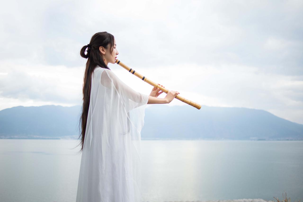 凤凰台上•忆吹箫
 
素指轻弹，瑶琴慢抚，幽声遍绕亭台；
恰桂影横斜处，秋露皑皑