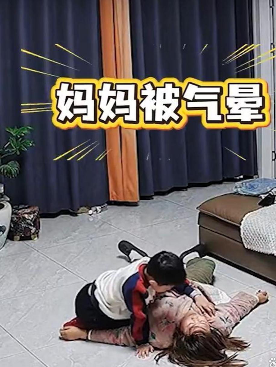 看哭了！女子辅导孩子作业时，焦虑的晕倒了，她儿子在女子晕倒的50多分钟里，不敢打