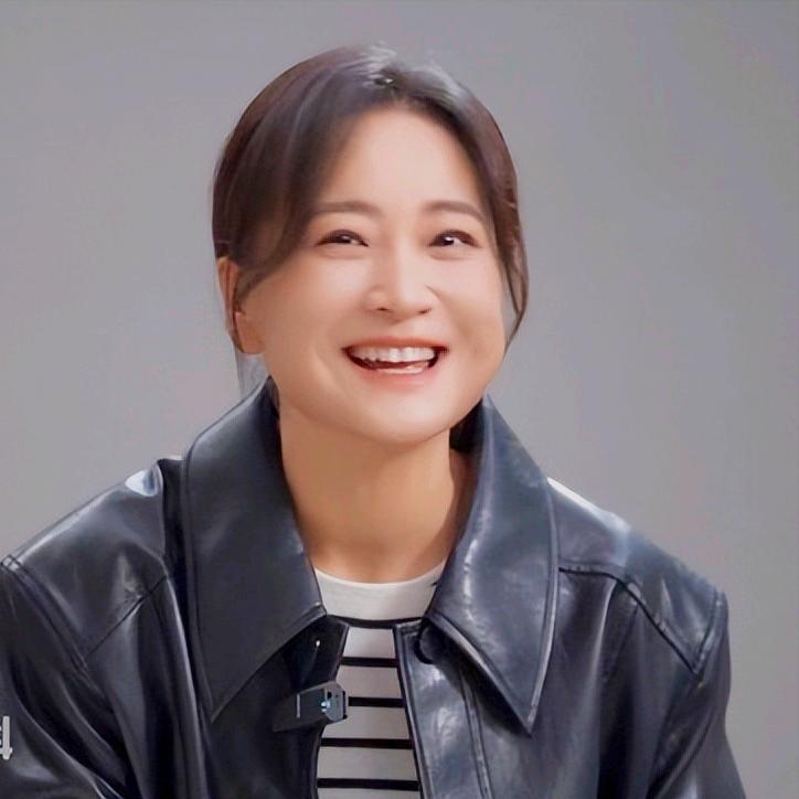 演员，贾玲说，拍拳击台的一场戏，我累的筋疲力尽，坐在那里一动不动，疼的不能扭头，