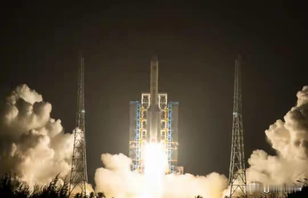 一声点火，中国航天再亮王炸。可重复使用试验航天器成功入轨，绝非简单“能飞能回”，