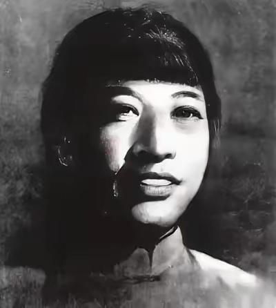 1928年9月19日，她被敌人带到刑场。他们将她衣服扒光，分开四肢绑在木桩上，开