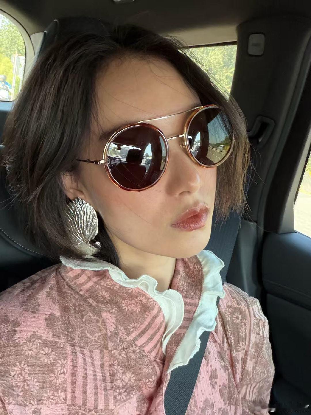 倪妮谁说接孩子放学来着倪妮每日上学的穿搭真的好美，倪妮式穿搭学起来倪妮每日学车o