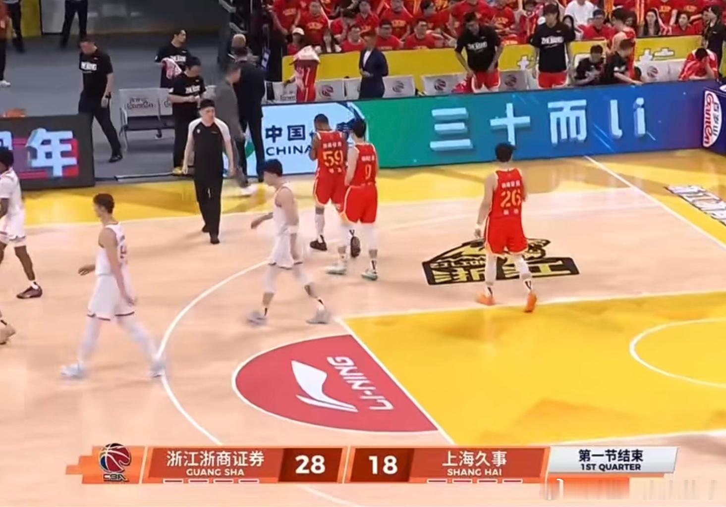 广厦首节大胜上海，王博变阵激活胡金秋！首节广厦28-18领先上海10分，开局走势