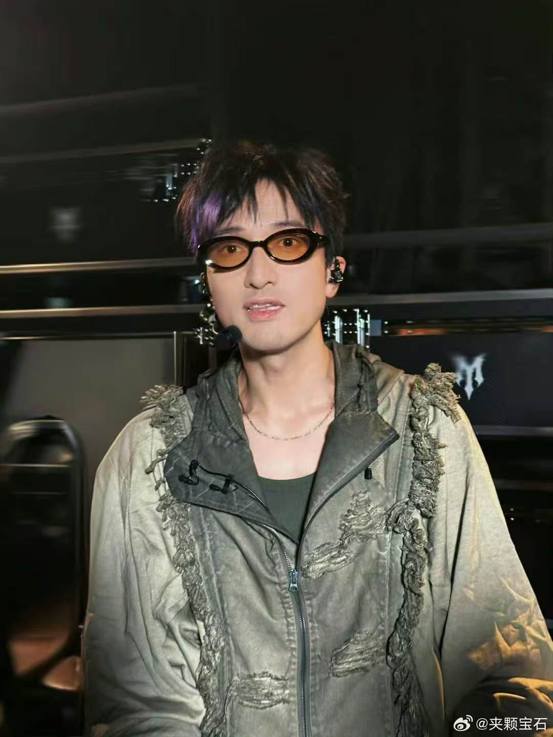 王传君去趟披哥瘦成这样了 本来是来挑战唱跳舞台，没想到顺便减脂成功，王传君瘦完之
