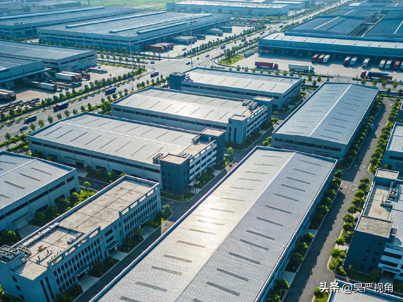 某音上一位网友这样说：有个问题一直想不通，3.15晚会曝光的那些违法企业，记者早